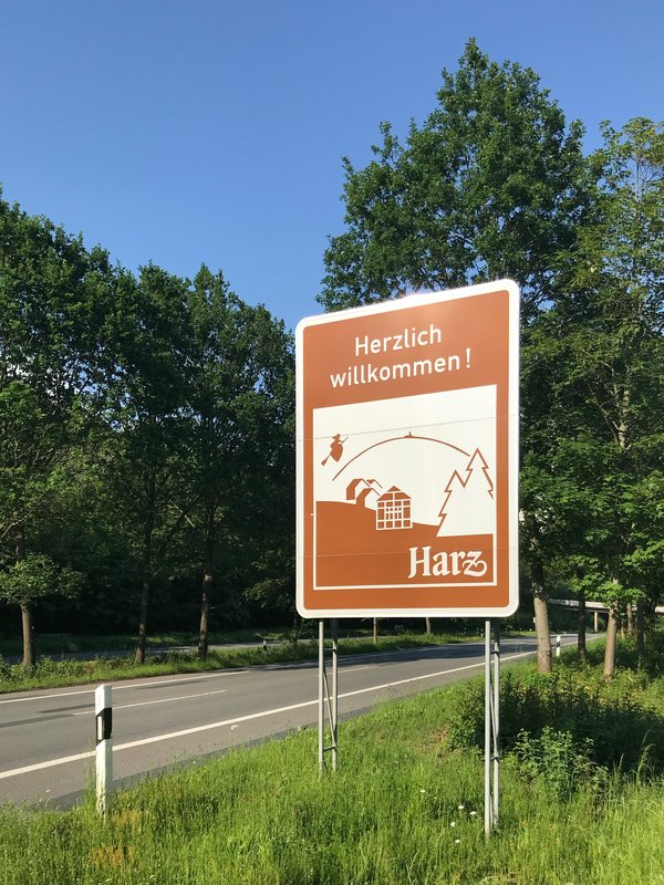 Hattorf am Harz (DE), Schild „Herzlich willkommen“ -- 2019 -- 0276