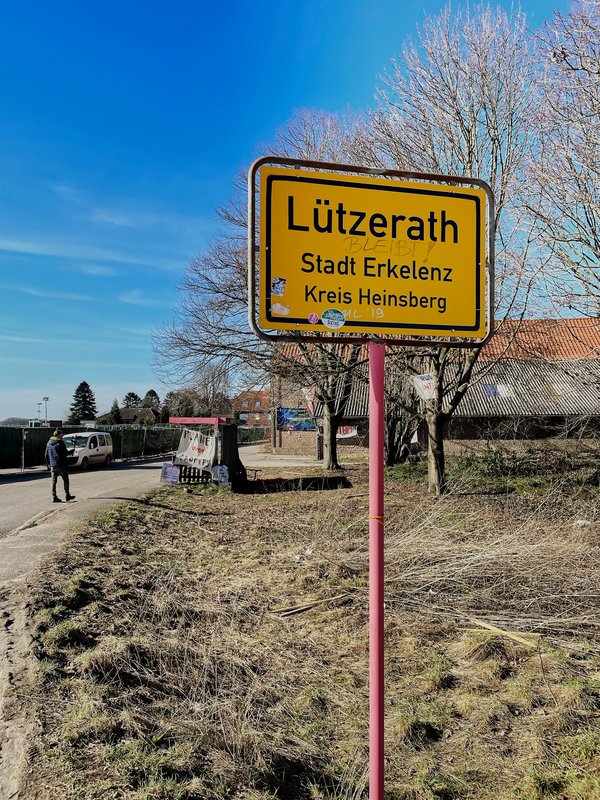 Lützerath (DE), Ortsschild -- 2021 -- 3153