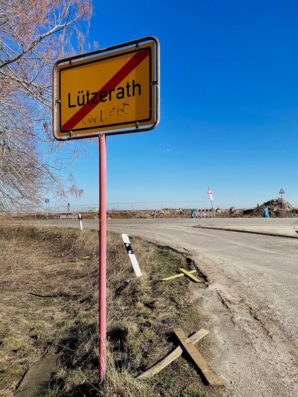 Lützerath (DE), Ortsschild -- 2021 -- 3154