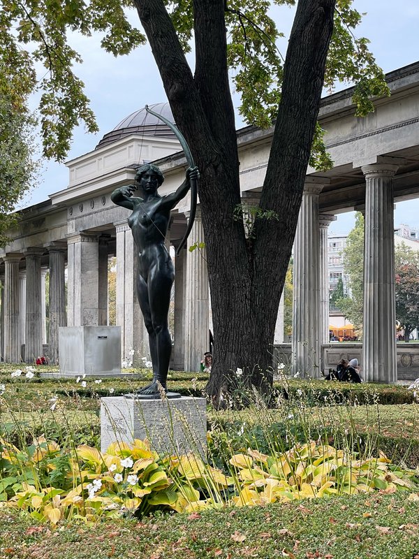 Berlin (DE), Skulptur „Bogenspannerin“ -- 2021 -- 9032