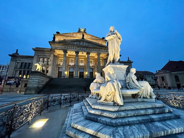 Berlin (DE), Gendarmenmarkt, Schiller-Denkmal -- 2021 -- 9160