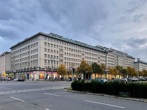Berlin (DE), Karl-Marx-Allee 84–90 -- 2021 -- 9429