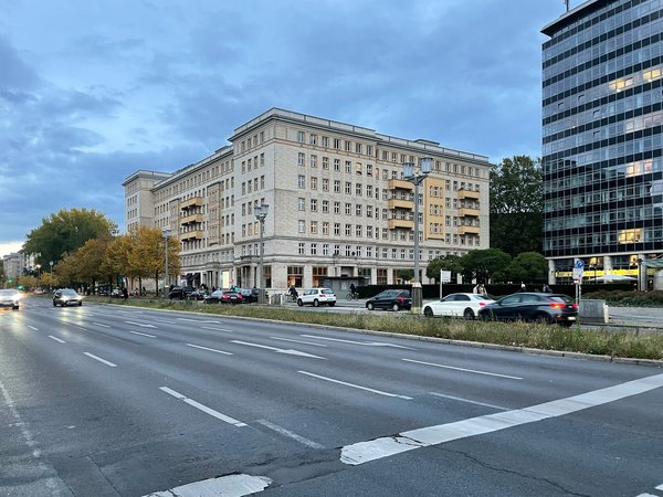 Berlin (DE), Karl-Marx-Allee 94–100 -- 2021 -- 9434