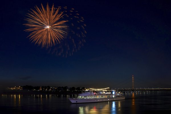 Düsseldorf (DE), Japan-Tag, Feuerwerk -- 2022 -- 0156