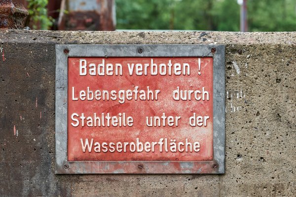 Duisburg (DE), Landschaftspark Nord, Schild "Baden verboten" -- 2022 -- 0036