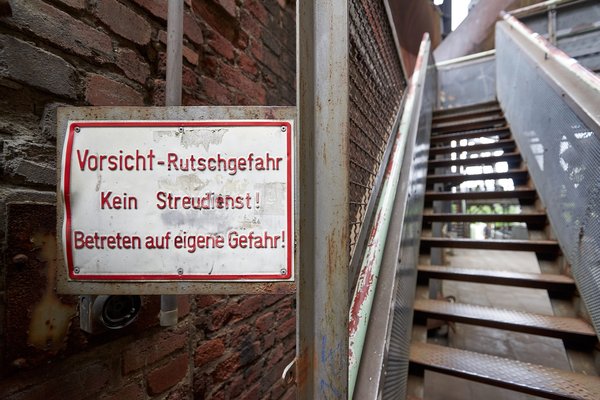 Duisburg (DE), Landschaftspark Nord, Schild "Vorsicht Rutschgefahr" -- 2022 -- 0111