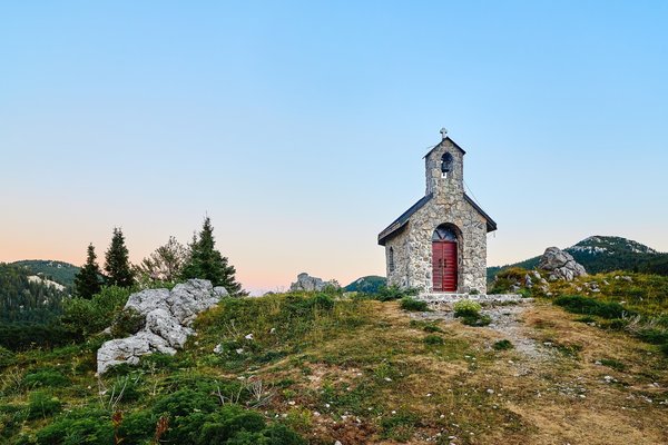 Senj (HR), Nördlicher Velebit, Kapelle „Kapelica sv. Antuna“ -- 2022 -- 0731