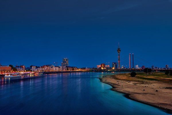 Düsseldorf (DE), Skyline von Oberkasseler Brücke -- 2023 -- 0023