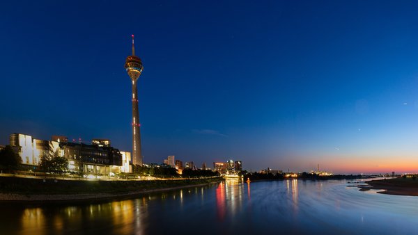 Düsseldorf (DE), Landtag und Rheinturm -- 2023 -- 0031-5