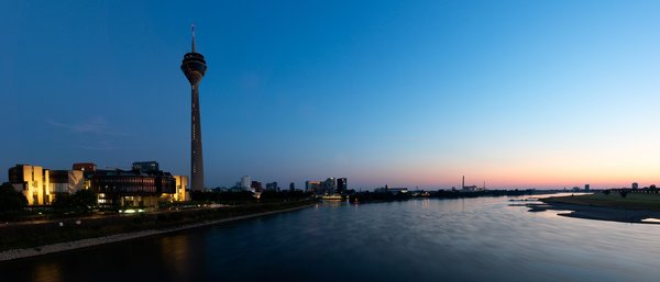 Düsseldorf (DE), Landtag & Rheinturm -- 2023 -- 0024-7