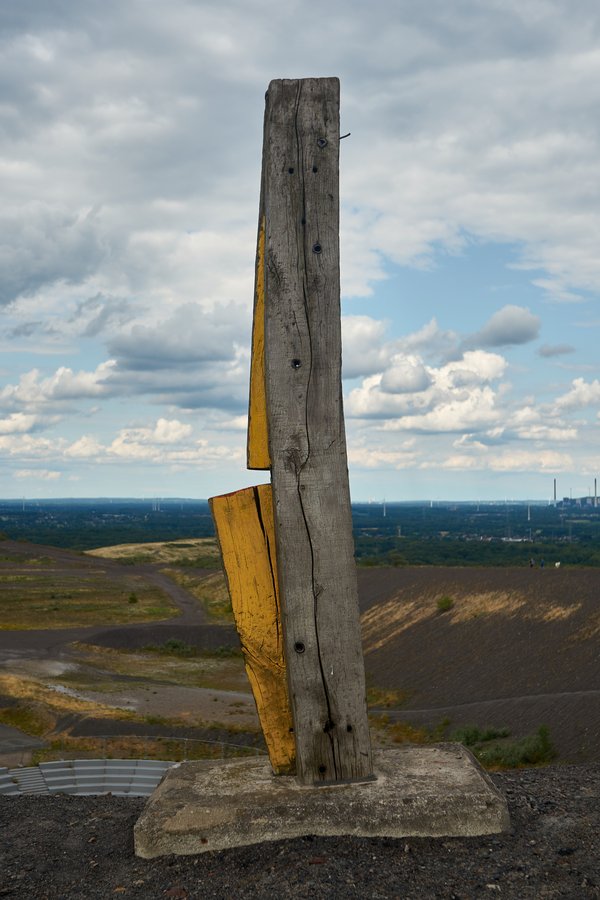 Bottrop (DE), Halde Haniel, Totems -- 2023 -- 0058