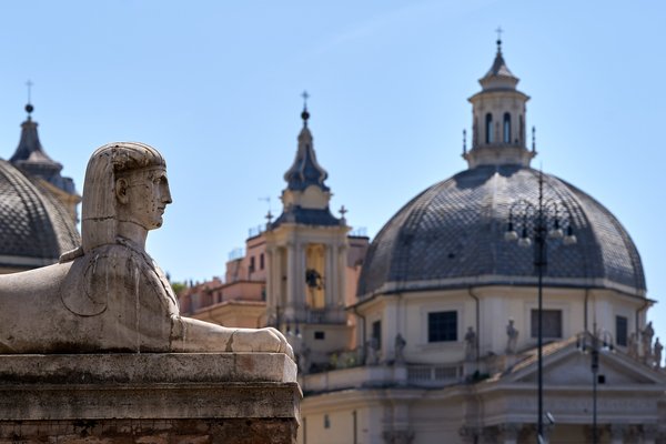 Rom (IT), Sphinx am Piazza del Popolo -- 2024 -- 0134