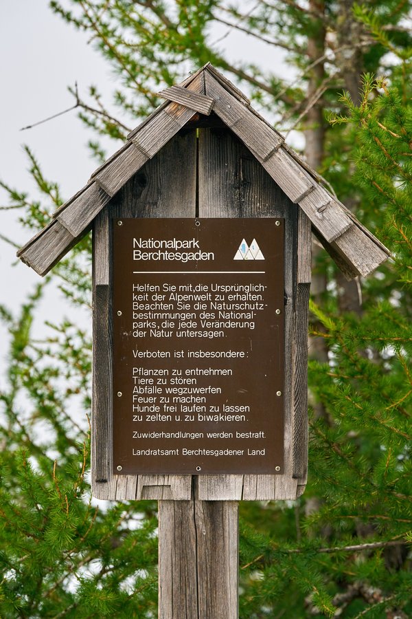 Schönau am Königssee (DE), Jenner, Schild „Nationalpark Berchtesgaden“ -- 2024 -- 0465